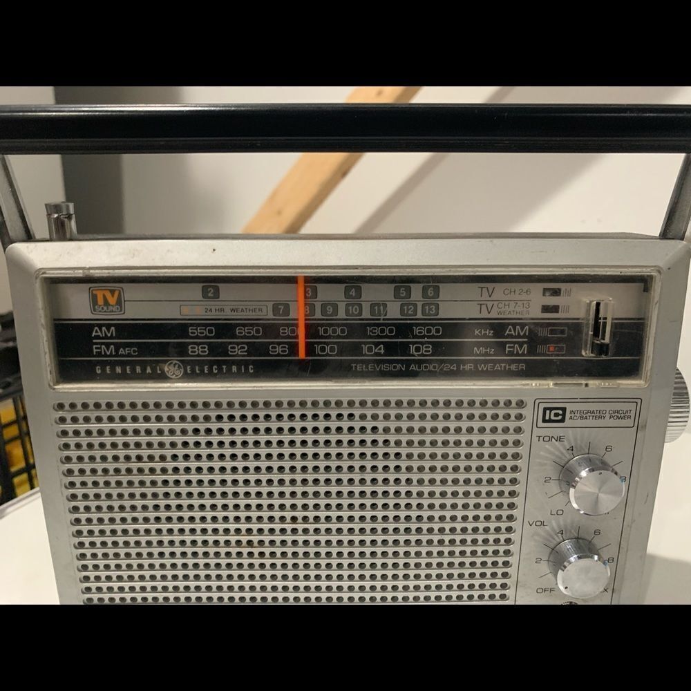 General Electric AM/FM Portable Radio Model 7-2940 - Picture 3 of 8